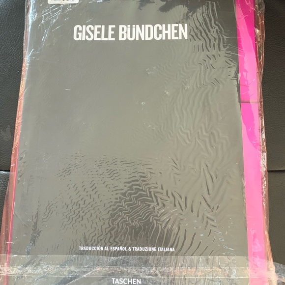 Gisele Bundchen rarely book - Picture 5 of 6